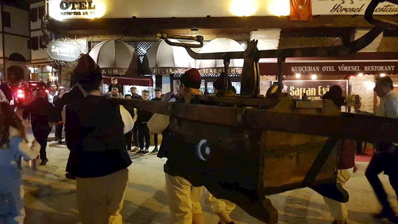 Tarihi sokaklar tulumbacıların sesleriyle inledi
