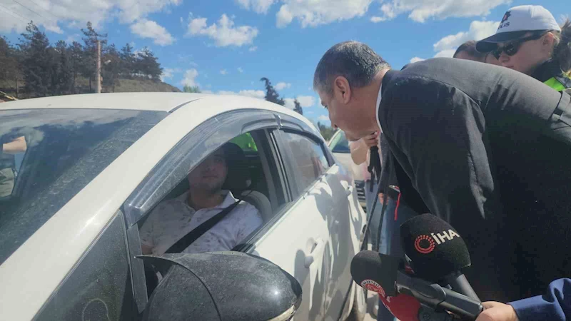 Uygulamaya katılan vali sürücüleri uyardı: Sevdiklerinize sağlıkla ulaşın
