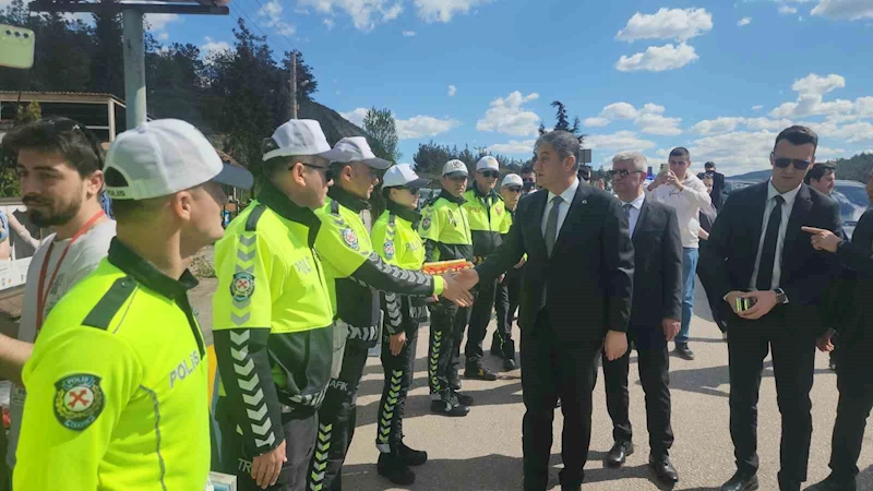 Uygulamaya katılan vali sürücüleri uyardı: Sevdiklerinize sağlıkla ulaşın
