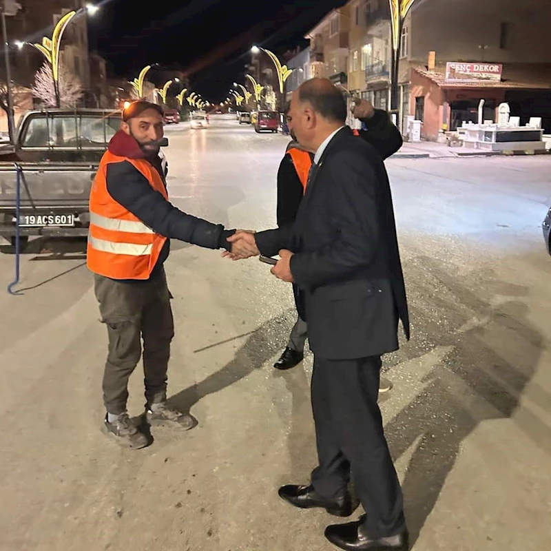 Alaca’da plastik yol butonları söküldü
