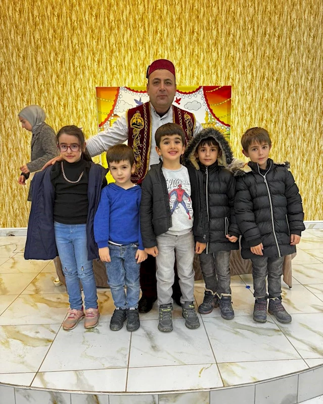 Demirözülü çocuklara Hacivat ve Karagöz sürprizi
