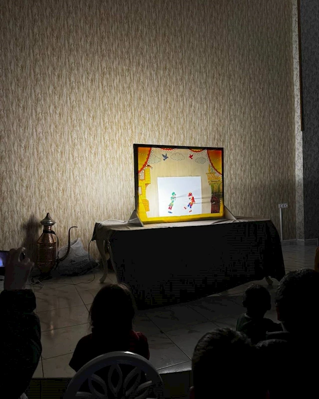 Demirözülü çocuklara Hacivat ve Karagöz sürprizi
