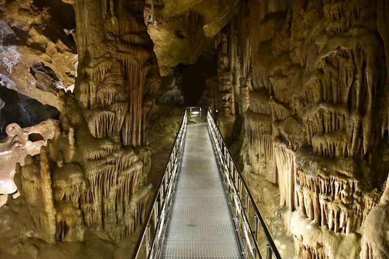 Gümüşhane’nin yeraltı sarayı Karaca Mağarasında sezon başladı
