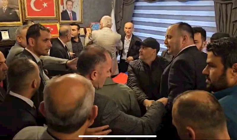 Seçimi kaybeden belediye başkanı milletvekiline çiçek fırlatıp hakaret etti
