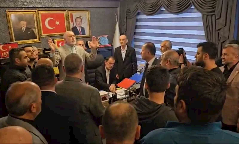 Seçimi kaybeden belediye başkanı milletvekiline çiçek fırlatıp hakaret etti
