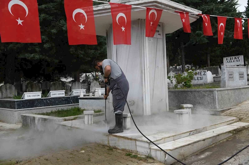 Mezarlıklarda bayram temizliği
