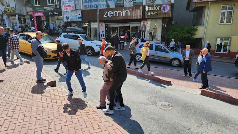 Yoldan karşıya geçmek isteyen adama otomobil çarptı: 1 yaralı
