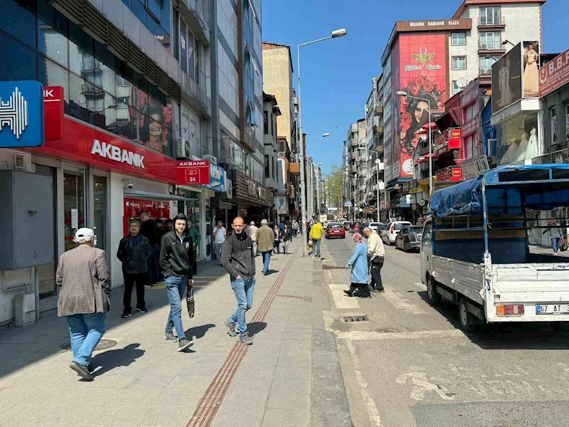 Bayram öncesi şehir merkezinde bayram yoğunluğu
