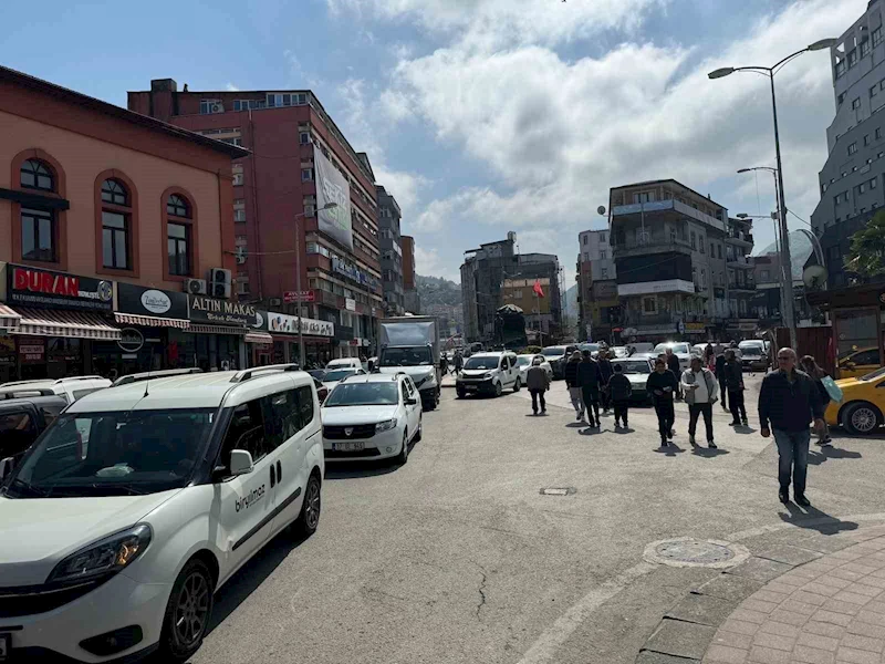 Bayram öncesi şehir merkezinde bayram yoğunluğu
