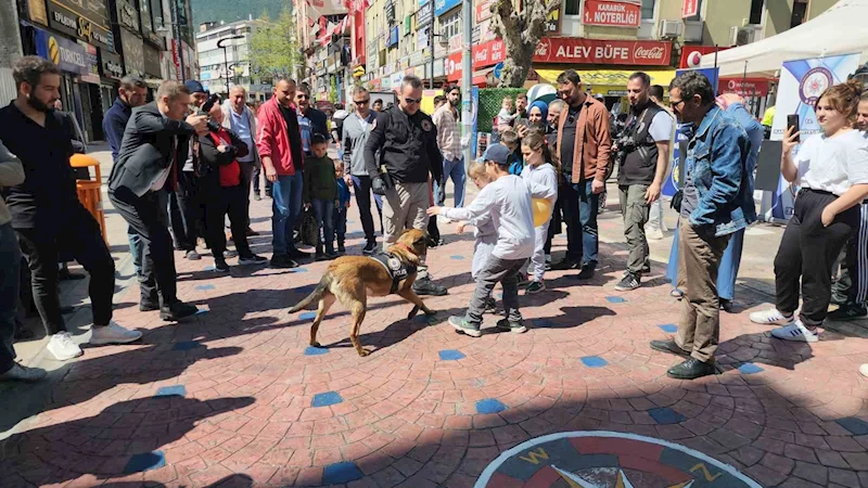 Polis haftasında narkotik köpeği vatandaşın ilgi odağı oldu
