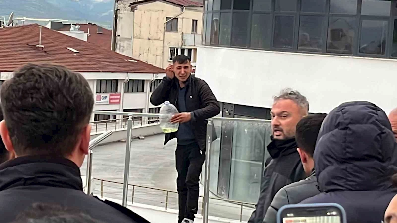 Bir buçuk saat ikna etmeye çalıştılar: Sigara yakarken polis yakaladı
