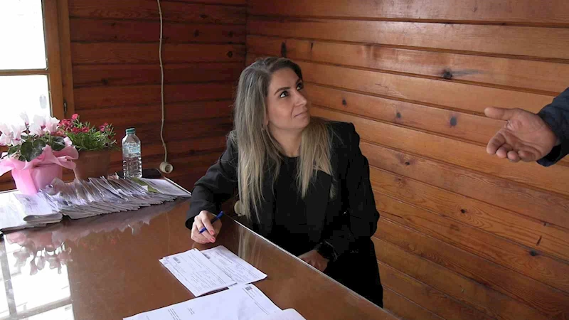 Rize merkezin ilk kadın muhtarı mazbatasını aldı
