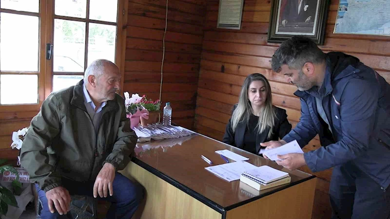 Rize merkezin ilk kadın muhtarı mazbatasını aldı
