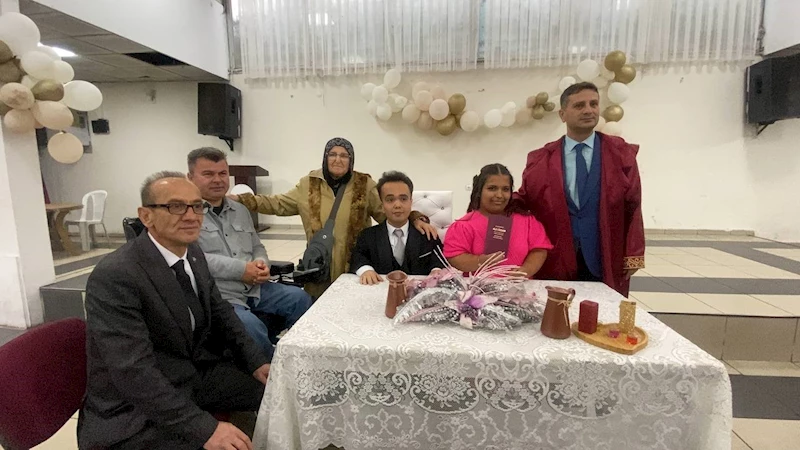 Akondroplazi hastası gençlerin sevgileri engel tanımadı
