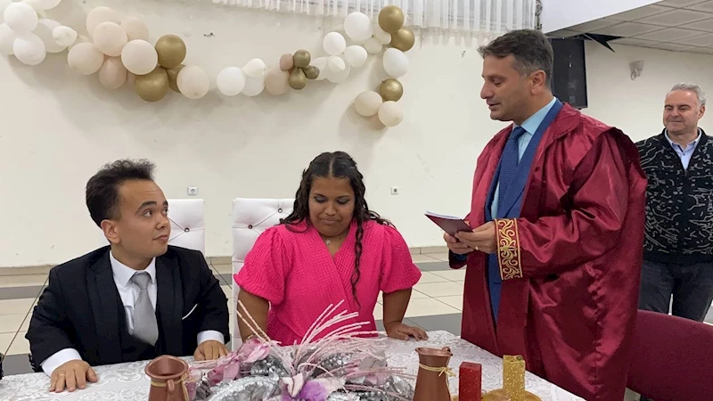 Akondroplazi hastası gençlerin sevgileri engel tanımadı
