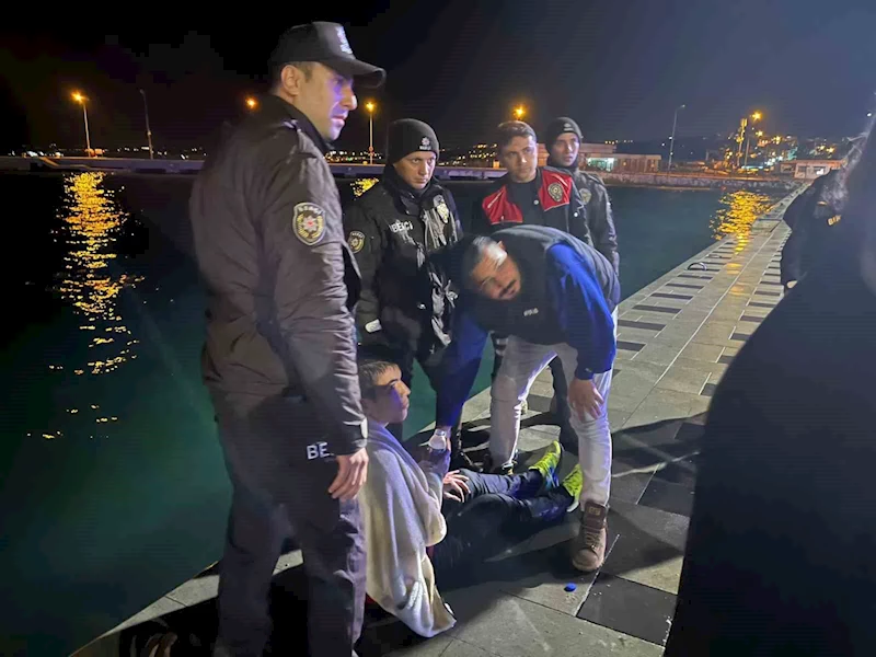 Sinop’ta bisikletiyle denize atlayan genci çevredekiler kurtardı
