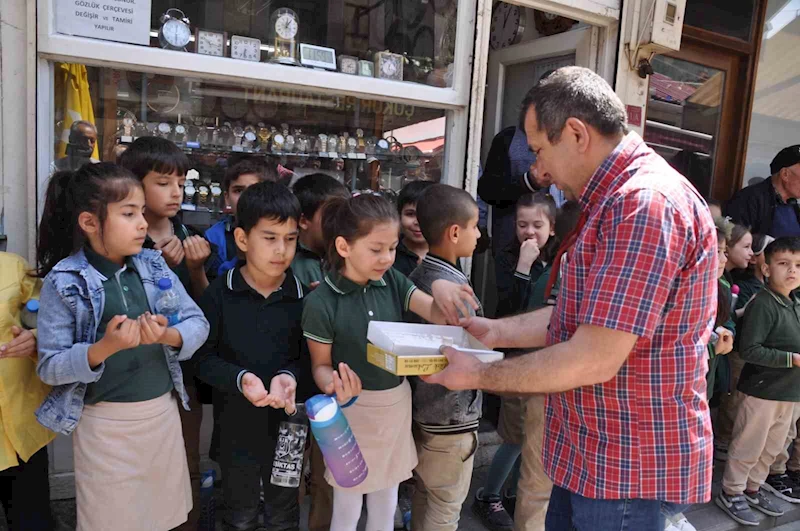 Cuma  günleri yapılan esnaf duasına 2’nci sınıf öğrencileri de katıldı
