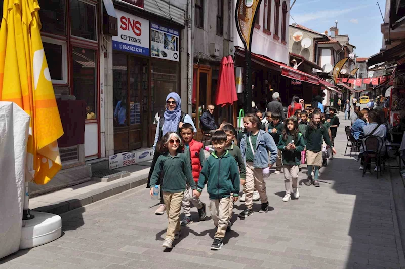 Cuma  günleri yapılan esnaf duasına 2’nci sınıf öğrencileri de katıldı
