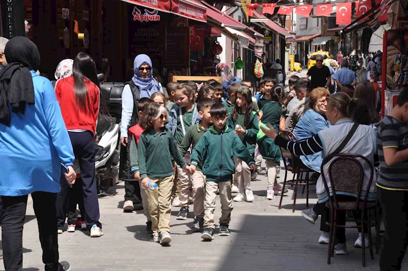 Cuma  günleri yapılan esnaf duasına 2’nci sınıf öğrencileri de katıldı
