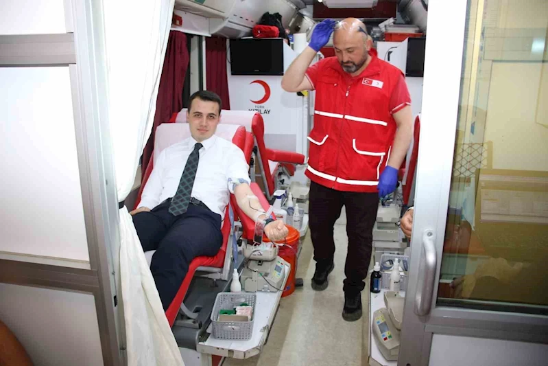 Kan bağışına kampanyasına öğrencilerden destek
