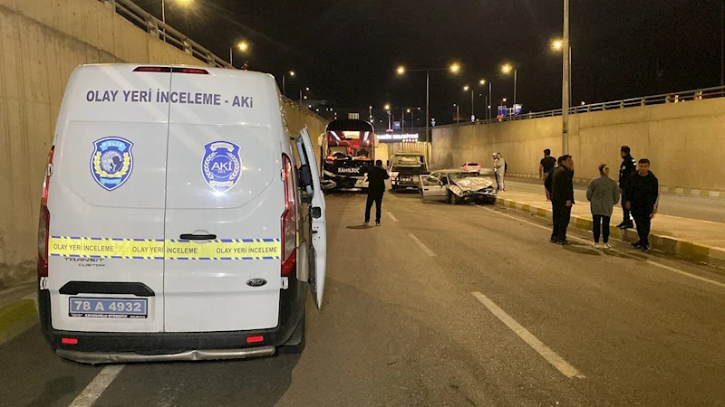 Otomobil karşı şeride geçip yolcu otobüsü ile çarpıştı: 2 yaralı
