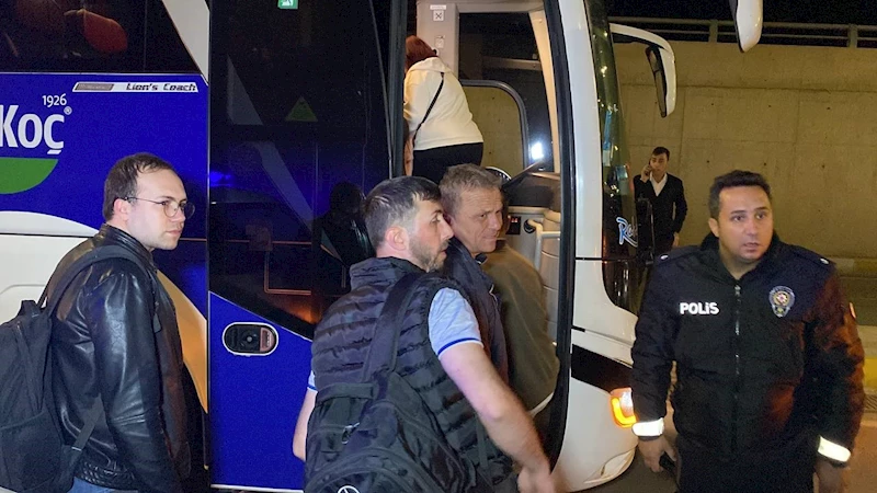 Otomobil karşı şeride geçip yolcu otobüsü ile çarpıştı: 2 yaralı
