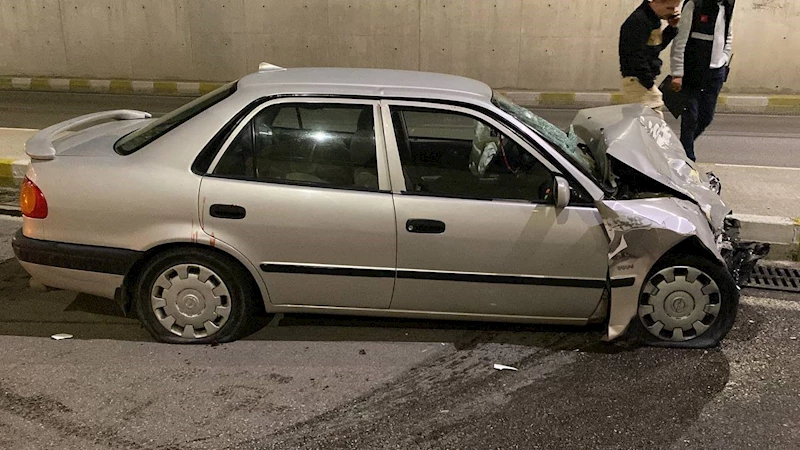 Otomobil karşı şeride geçip yolcu otobüsü ile çarpıştı: 2 yaralı
