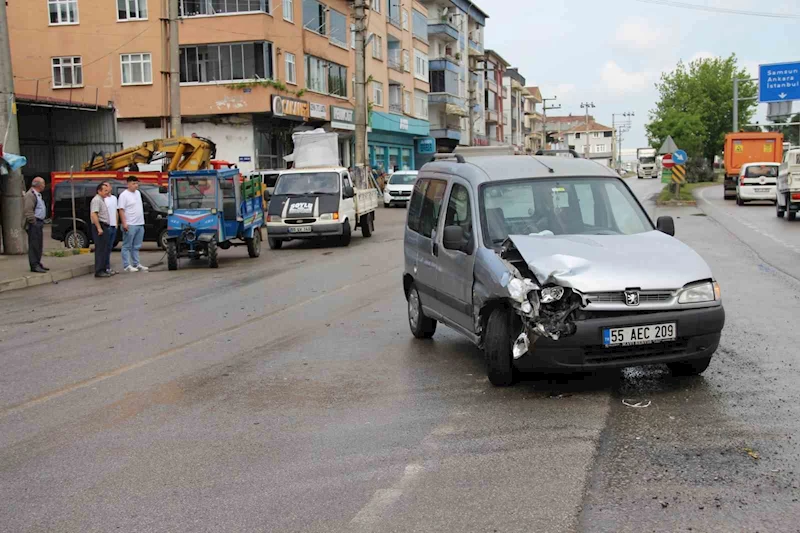 Hafif ticari araç patpata çarptı: 1 yaralı
