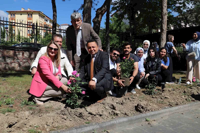 Fakültede 150’den fazla gül diken öğrenciler Hüsniye hocalarını unutmadı
