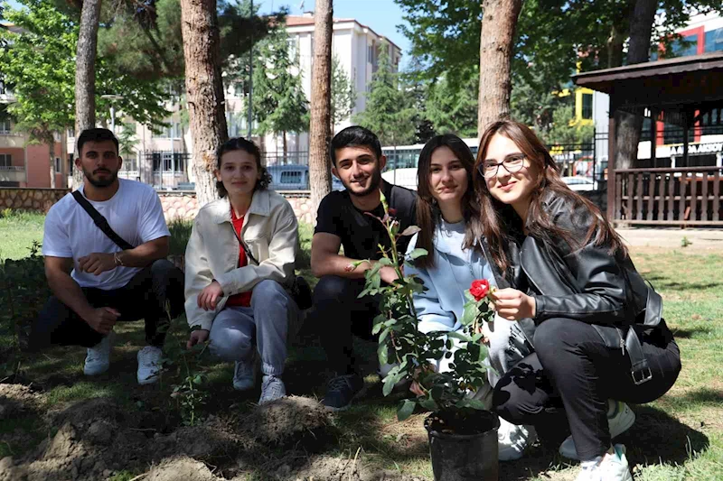 Fakültede 150’den fazla gül diken öğrenciler Hüsniye hocalarını unutmadı
