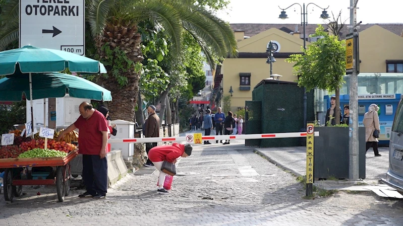 AVM’den caddeye bariyer: Vatandaşlar eğilerek altından geçiyor
