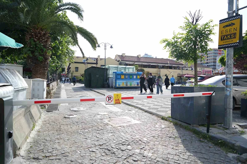 AVM’den caddeye bariyer: Vatandaşlar eğilerek altından geçiyor
