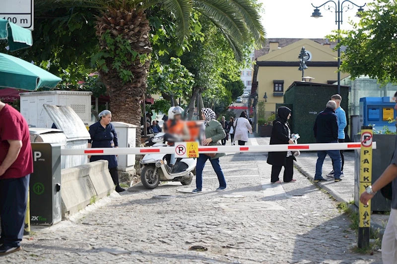 AVM’den caddeye bariyer: Vatandaşlar eğilerek altından geçiyor

