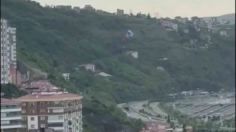 Trabzon’da fırtına dev Trabzonspor bayrağını uçurdu
