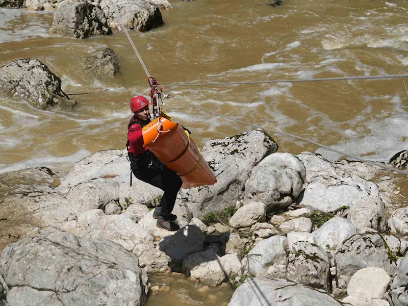 Binlerce turistin ziyaret ettiği kanyonda gerçeğini aratmayan tatbikat

