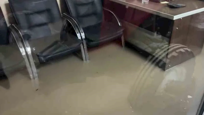 Zile’de ev ve iş yerleri sular altında kaldı: Vatandaşlar kendi çabalarıyla suyu tahliye etmeye çalıştı
