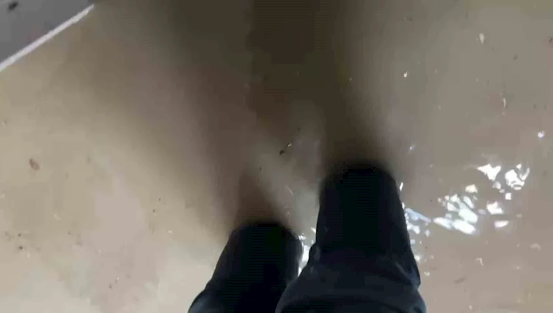 Zile’de ev ve iş yerleri sular altında kaldı: Vatandaşlar kendi çabalarıyla suyu tahliye etmeye çalıştı
