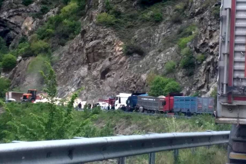 Saman yüklü tır devrildi: 1 yaralı
