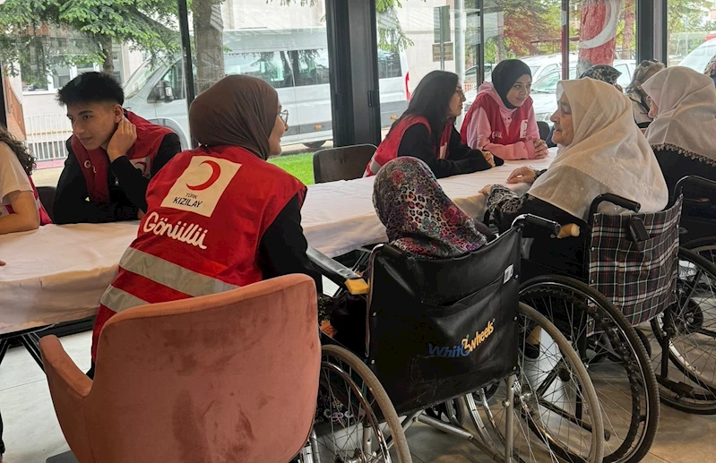 Huzurevindeki anneler unutulmadı
