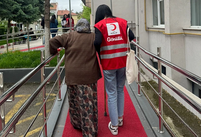 Huzurevindeki anneler unutulmadı
