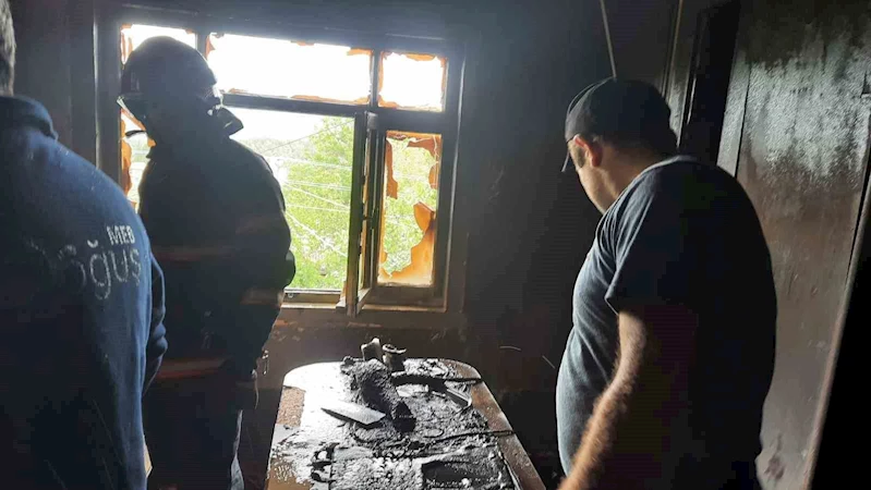 İki katlı ev, çıkan yangında kullanılamaz hale geldi
