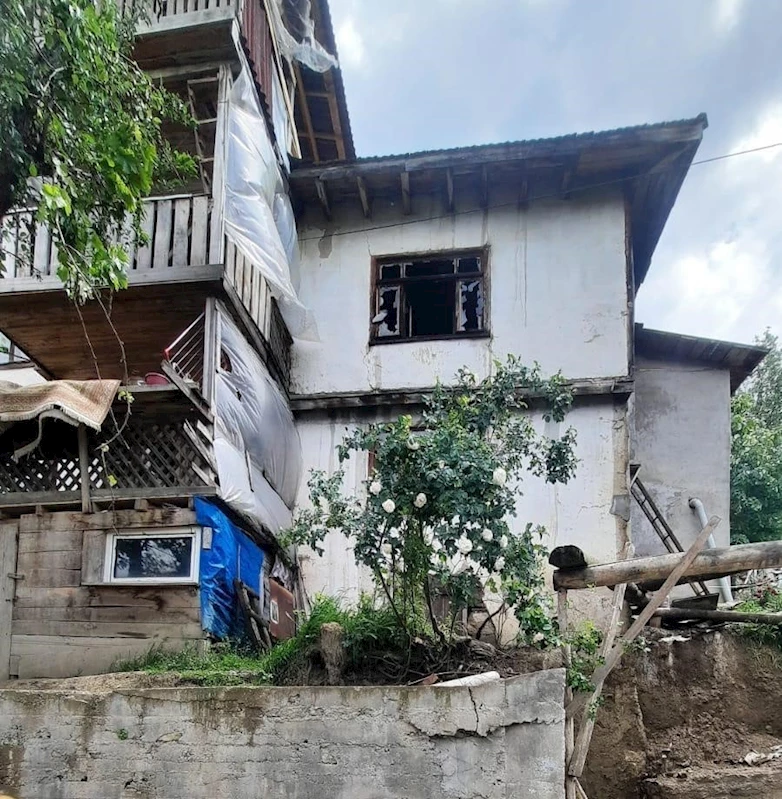 İki katlı ev, çıkan yangında kullanılamaz hale geldi
