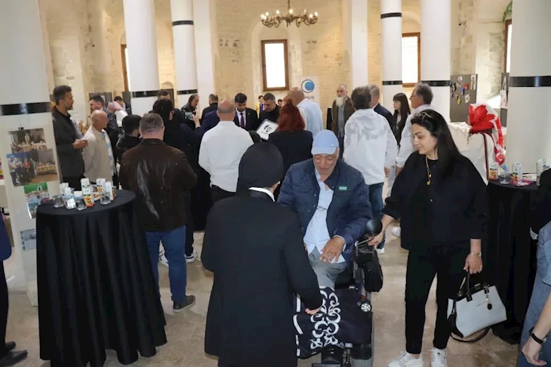 Açtığı serginin gelirini engellilere bağışladı
