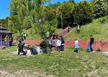 Minik öğrenciler çöp toplayıp sokak hayvanlarını besledi
