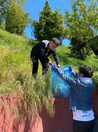 Minik öğrenciler çöp toplayıp sokak hayvanlarını besledi
