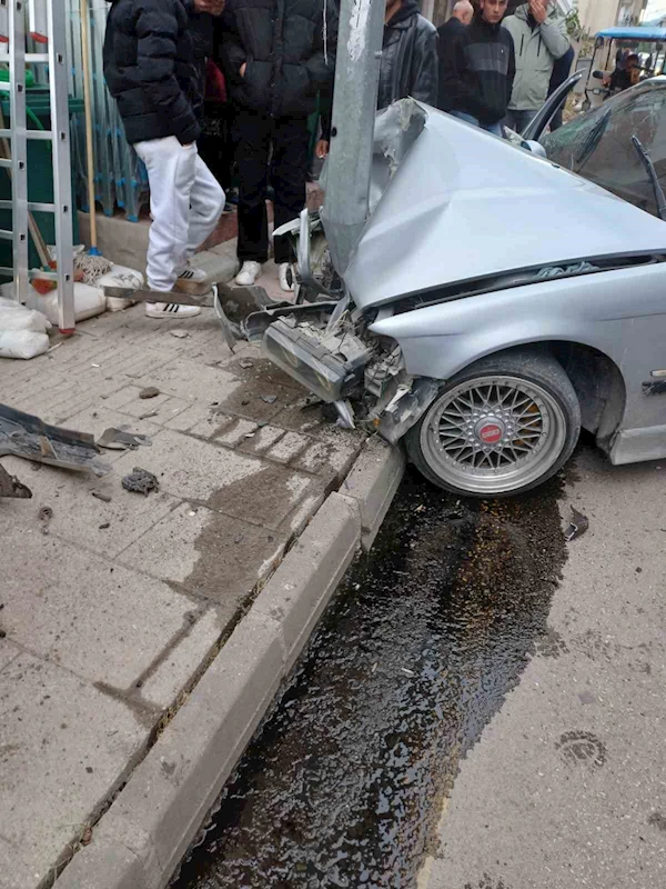 Elektrik direğine çarpan otomobil hurdaya döndü, direk yerinden bile oynamadı
