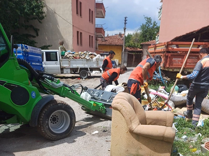 Belediye ekipleri müstakil evden 5 kamyon çöp çıkarttı
