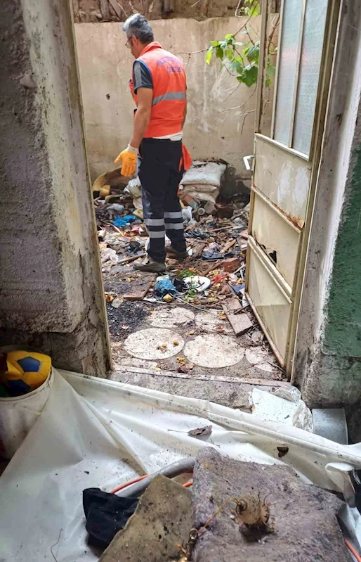 Belediye ekipleri müstakil evden 5 kamyon çöp çıkarttı
