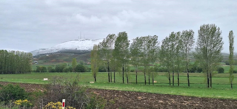 Bayburt’un yüksek tepelerine kar yağdı
