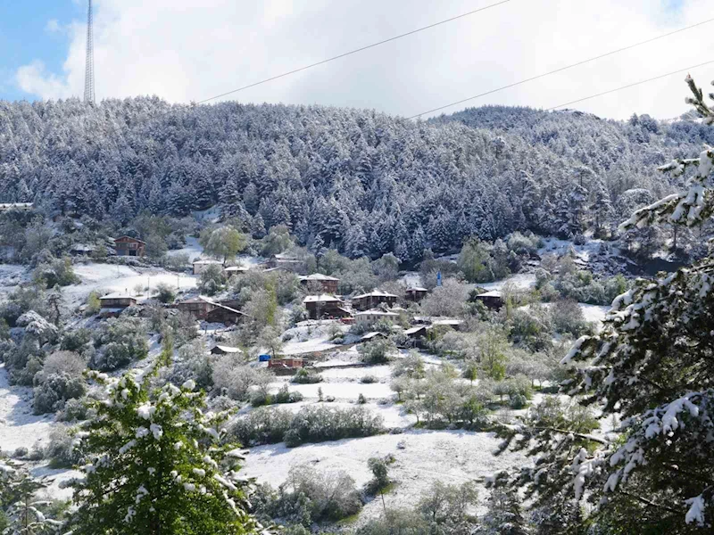 Mayıs ayında yağan kar Ilgaz Dağı’nı beyaza bürüdü
